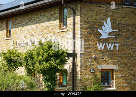 L'entrata al WWT London Wetland Centre a Barnes, Londra, Inghilterra, Regno Unito, Regno Unito Foto Stock