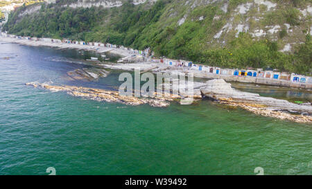 Passetto spiaggia e seggiola del Papa rock dal di sopra Foto Stock