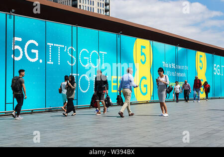 EE 5G network pubblicitario in Londra England Regno Unito Regno Unito Foto Stock