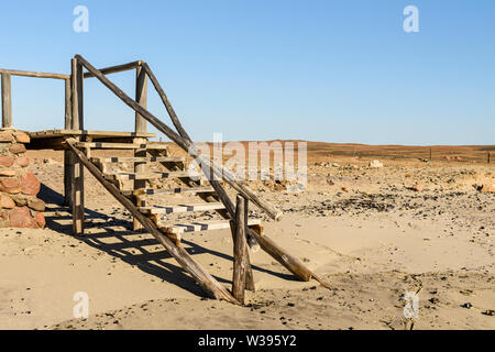 Set di vecchio, rotte, gradini in legno che conduce ad una spiaggia sulla costa dello scheletro, Namibia Foto Stock
