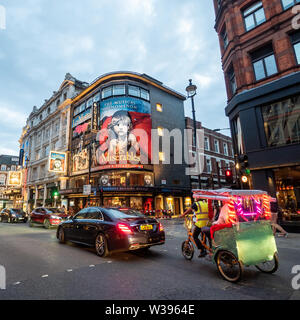 Shaftesbury Avenue, famosa per i suoi numerosi teatri, Londra. Foto Stock