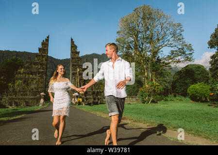 Coppia di viaggiatori a Handara cancello in Bali - Indonesia - due turisti di esplorare Bali i punti di riferimento Foto Stock