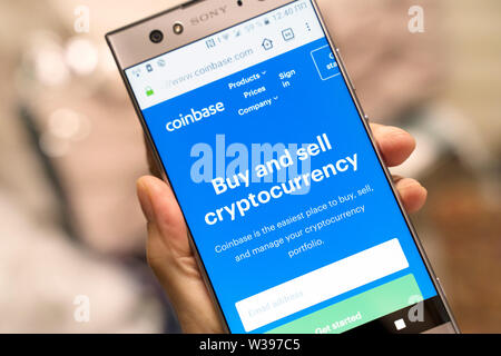 Sito Web Coinbase, comprare e vendere Cryptocurrency sullo schermo dello smartphone Android telefono cellulare Foto Stock