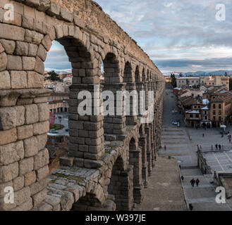 L acquedotto di Segovia costruita sotto l'imperatore romano Traiano e ancora in uso. Si tratta di uno dei migliori preservied acquedotti romani. Foto Stock