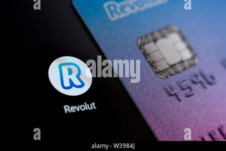 Revolut carta bancaria sullo schermo dello smartphone accanto all'icona dell'applicazione. Revolut Ltd è un regno unito tecnologia finanziaria società che offre servizi bancari. Foto Stock