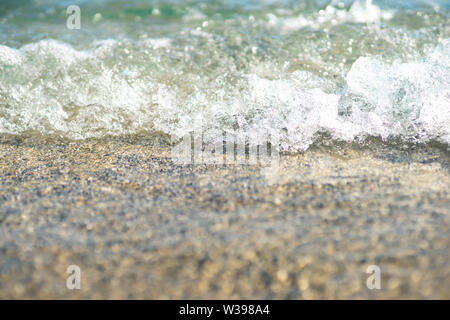 In prossimità di una laminazione di onde sulla spiaggia a Creta Foto Stock