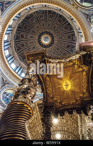 Cercando la cupola della Basilica di San Pietro con l'altare con Bernini baldacchino in primo piano Foto Stock