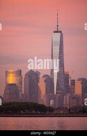 Manhattan è uno dei 5 Burroughs che compongono New York City mostrato qui al tramonto Foto Stock