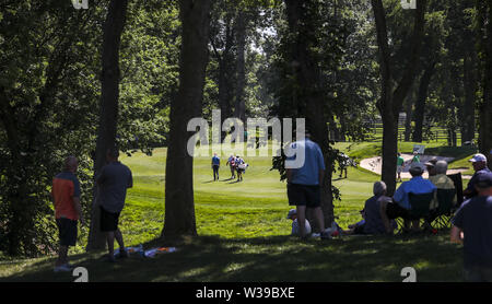 Silvis, Iowa, USA. 12 Luglio, 2019. Gli amanti del golf a piedi lungo il fairway durante il secondo round del John Deere Classic a TPC Deere Run in Silvis, Venerdì, 12 luglio, 2019. Credito: Andy Abeyta/Quad-City volte/ZUMA filo/Alamy Live News Foto Stock