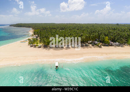 Daku Isola, Siargao, Filippine - spiaggia tropicale con acqua blu e palme Foto Stock