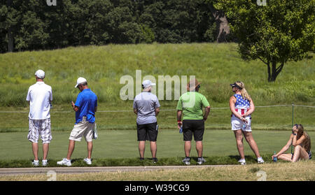 Silvis, Iowa, USA. 12 Luglio, 2019. Spettatori guarda il nono tee durante il secondo round del John Deere Classic a TPC Deere Run in Silvis, Venerdì, 12 luglio, 2019. Credito: Andy Abeyta/Quad-City volte/ZUMA filo/Alamy Live News Foto Stock