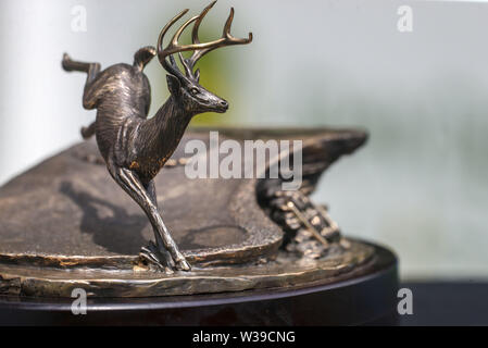 Silvis, Iowa, USA. 13 Luglio, 2019. Il trofeo è visto in corrispondenza del foro di uno durante il terzo round della John Deere Classic a TPC Deere Run in Silvis, Sabato, 13 luglio 2019. Credito: Andy Abeyta/Quad-City volte/ZUMA filo/Alamy Live News Foto Stock