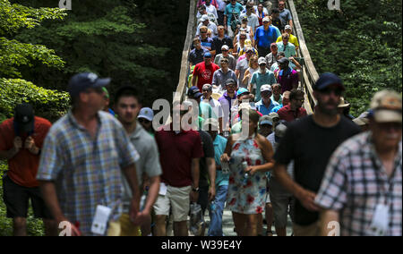 Silvis, Iowa, USA. 13 Luglio, 2019. Gli spettatori a piedi la sesta scatola a t durante il terzo round della John Deere Classic a TPC Deere Run in Silvis, Sabato, 13 luglio 2019. Credito: Andy Abeyta/Quad-City volte/ZUMA filo/Alamy Live News Foto Stock