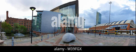 Manchester, Regno Unito - 25 Aprile 2019: la Bridgewater Hall di fronte al Manchester Central Conference Centre. La Bridgewater Hall è un Ospiti int Foto Stock