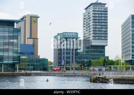 Manchester, Regno Unito - 24 Aprile 2019: Media City UK televisione e radio broadcast center sulle rive del Manchester Ship Canal a Salford Foto Stock