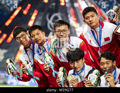 Napoli, Italia. 13 Luglio, 2019. Jiang Jiehua, Jiang Hengnan, Wang Yu e Xuan Dajun (da sinistra a destra in alto) della Cina rappresentano per le foto durante la cerimonia di premiazione dopo la finale di uomini 4x100 al trentesimo Universiade estiva a Napoli, Italia, il 13 luglio 2019. Jiang Jiehua, Jiang Hengnan, Wang Yu e Xuan Dajun ha vinto la medaglia d argento con 39.01 secondi. Credito: Shan Yuqi/Xinhua/Alamy Live News Foto Stock