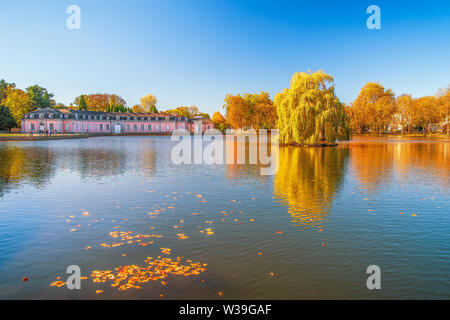 Palazzo Benrath (Schloss Benrath) in autunno. Dusseldorf. Germania Foto Stock
