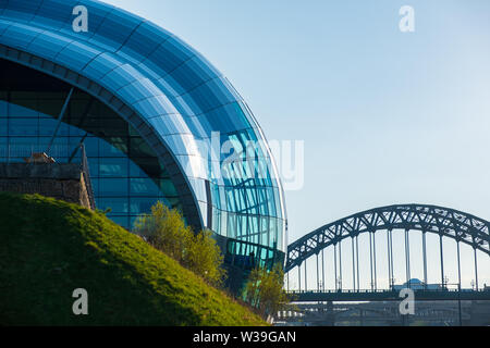 Newcastle, Regno Unito - 29 Aprile 2019: vista del Sage Gateshead e Tyne Bridge contro il Newcastle cityscape. Foto Stock