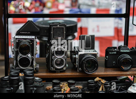 Londra, UK, 9 Luglio 2019: Collezione vintage di fotocamere a soffietto per la vendita su un mercato in stallo nel mercato di Portobello Road Foto Stock