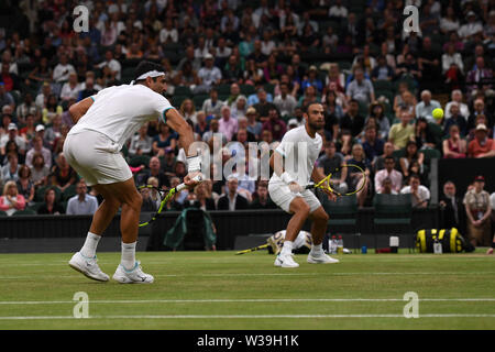 Londra, Regno Unito. 13 Luglio, 2019. Juan Sebastian Cabal (R)/Robert Farah della Colombia competere durante gli uomini doppio partita finale tra Juan Sebastian Cabal/Robert Farah della Colombia e Nicolas MAHUT/Edouard Roger-Vasselin della Francia al 2019 Wimbledon Tennis Championships di Londra, UK, 13 luglio 2019. Juan Sebastian Cabal/Robert Farah della Colombia battere Nicolas MAHUT/Edouard Roger-Vasselin della Francia in finale 3-2 la rivendicazione del titolo. Credito: Lu Yang/Xinhua/Alamy Live News Foto Stock