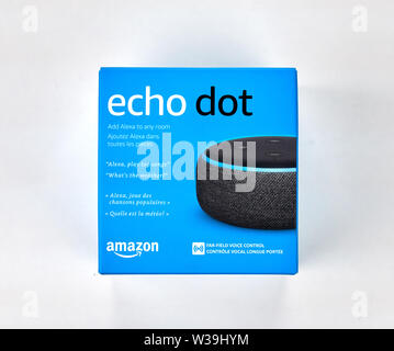MONTREAL, Canada - 17 dicembre 2018: Amazon Echo e Echo Dot con box su sfondo bianco. Amazon Echo e Echo Dot sono un marchio di smart altoparlanti Foto Stock