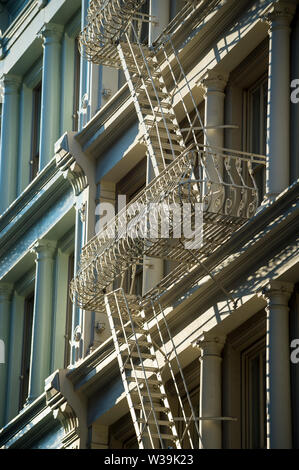 Tradizionale centro cittadino di New York City di architettura industriale con facciate rivestite con metallo fire fuoriesce in modoHo-Cast ferro quartiere storico Foto Stock