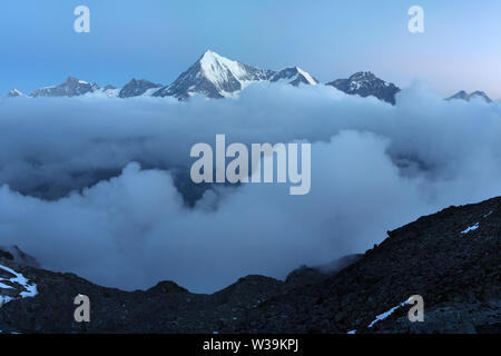 Vista del paesaggio innevato con il monte Weisshorn nelle Alpi svizzere vicino a Zermatt. Panorama del Weisshorn e delle montagne circostanti Foto Stock