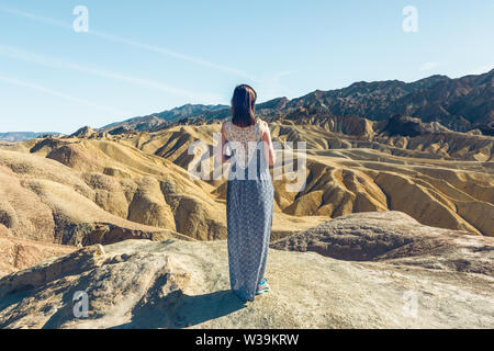 Escursioni nel deserto. Golden Canyon vista da Zabriskie Point, Parco Nazionale della Valle della Morte Foto Stock