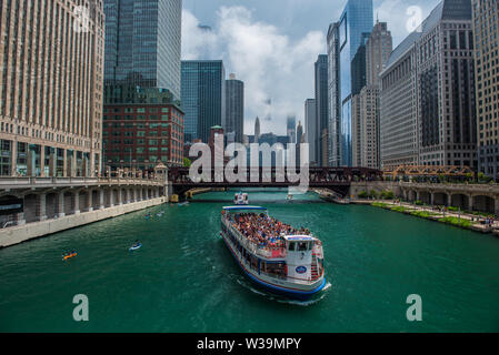 Vista del Nord wells street bridge e la barca turistica e il fiume da Franklin-Orleans Street Bridge Foto Stock