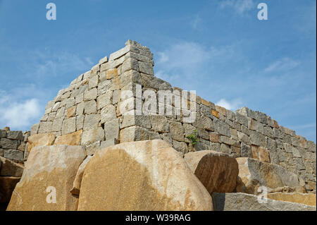 Rovine di Mahanavami Dibba Foto Stock