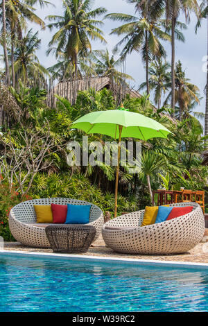 Ombrellone e sdraio in spiaggia accanto alla piscina sulla costa tropicale per le vacanze e relax per il turista , della Thailandia. Viaggi e natura co Foto Stock
