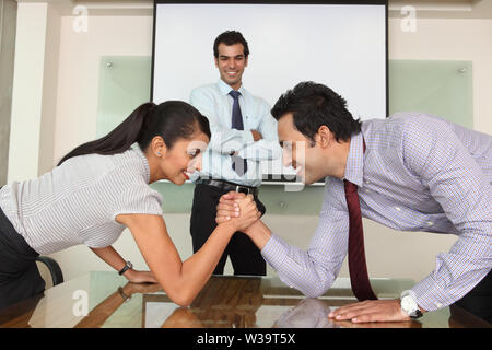 Imprenditrice e imprenditore arm wrestling Foto Stock