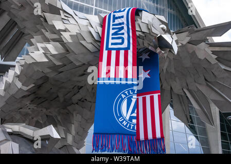 Atlanta United FC scialle drappeggiati oltre il gigante falcon scultura a Mercedes-Benz Stadium, casa degli Atlanta Regno soccer team, in Atlanta, GA. (USA) Foto Stock