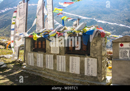 Preghiere di bandiere e di stupa in Langtang Valley, Nepal. Il memoriale di persone sono morte a causa della devastazione del terremoto del 2015. Foto Stock