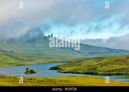 Formazione di roccia vecchio uomo di Storr, vicino a Portree, Isola di Skye, Gran Bretagna Foto Stock