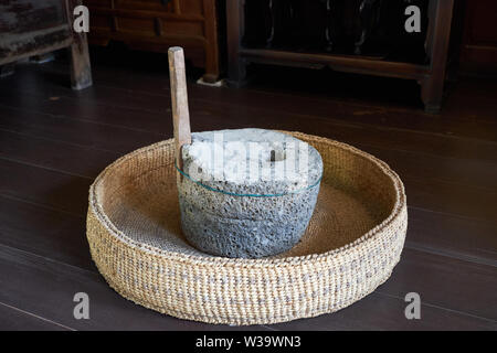 Antico mulino di farina, macina, quern uso della pietra per la macinazione di grano o di altri cereali Foto Stock