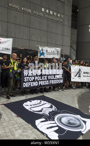 Hong Kong, Cina. 14 Luglio, 2019. Silent marzo a Hong Kong per fermare la violenza della polizia e di difendere la libertà di stampa vede lavorare premere, gli studenti di giornalismo e i loro educatori sia il passato e il presente si riuniscono per protestare. I manifestanti al di fuori della sede della polizia.La folla indossava tutto nero in segno di solidarietà. Credito: Jayne Russell/ZUMA filo/Alamy Live News Foto Stock