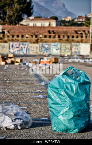 Immondizia di plastica e di altri rifiuti sulla piazza, Italia Foto Stock