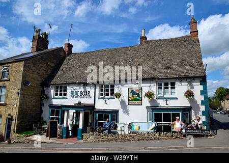 Il Blue Boar pub e sala da pranzo, Chipping Norton, Oxfordshire, Regno Unito. Parte del Cotswolds Foto Stock