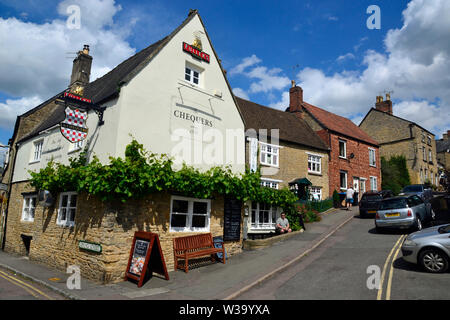 Il Chequers, un Fuller's Pub a Chipping Norton, Oxfordshire, Regno Unito. Parte del Cotswolds Foto Stock