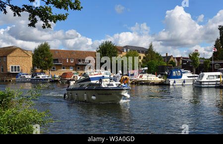 2018: barche sul fiume Ouse presso il St Neots in Cambridgeshire. Foto Stock