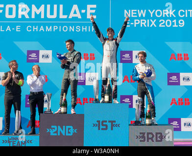 New York, Stati Uniti d'America. 13 Luglio, 2019. Trofeo presentazione dopo New York City e-Prix 2019 Formula e rotonda 12 a Red Hook Credito: Lev Radin/Pacific Press/Alamy Live News Foto Stock