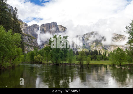 Le montagne granitiche e acqua nel Parco Nazionale di Yosemite, Stati Uniti Foto Stock