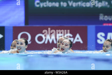 Gwangju, Corea del Sud. 14 Luglio, 2019. Gli atleti cinesi eseguire durante la squadra tecnico preliminare del nuoto artistico a Gwangju 2019 Campionati del Mondo di nuoto FINA a Gwangju, Corea del Sud, 14 luglio 2019. Credito: Wang Jingqiang/Xinhua/Alamy Live News Foto Stock