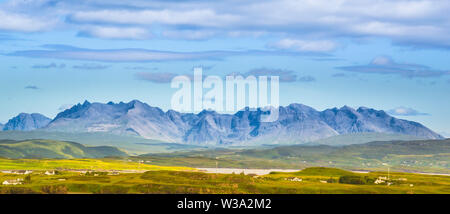 Rocky spettacolari vette del Black Cuillin Range di montagna - Isola di Skye in Scozia Foto Stock
