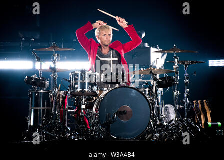 Milano, Italia. 13 Luglio, 2019. Dominic Howard, il batterista della band inglese Muse, esecuzione dal vivo sul palco per a Milano, presso lo Stadio di San Siro per la "Teoria di simulazione" tour 2109 Credit: Alessandro Bosio/Pacific Press/Alamy Live News Foto Stock