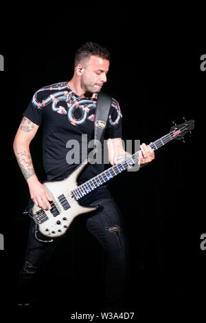 Milano, Italia. 13 Luglio, 2019. Chris Wolstenholme, bassista della band inglese Muse, esecuzione dal vivo sul palco per a Milano, presso lo Stadio di San Siro per la "Teoria di simulazione" tour 2109 Credit: Alessandro Bosio/Pacific Press/Alamy Live News Foto Stock