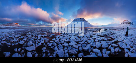 Islanda la penisola di snaefellsnes e il famoso Kirkjufell. Kirkjufell è una montagna di forma bella e simmetrica, indipendente in Islanda. Congelato Foto Stock