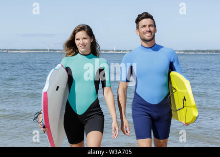 Il successo di un paio di surfers Foto Stock