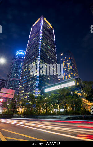 Grattacieli di Futian Central Business District illuminata di notte. Shenzhen, Provincia del Guangdong, Cina. Foto Stock